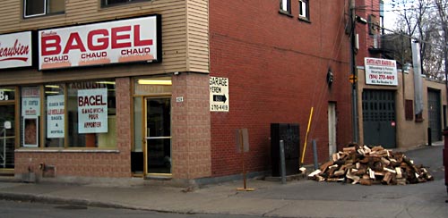 Bagel shop met houtstapel